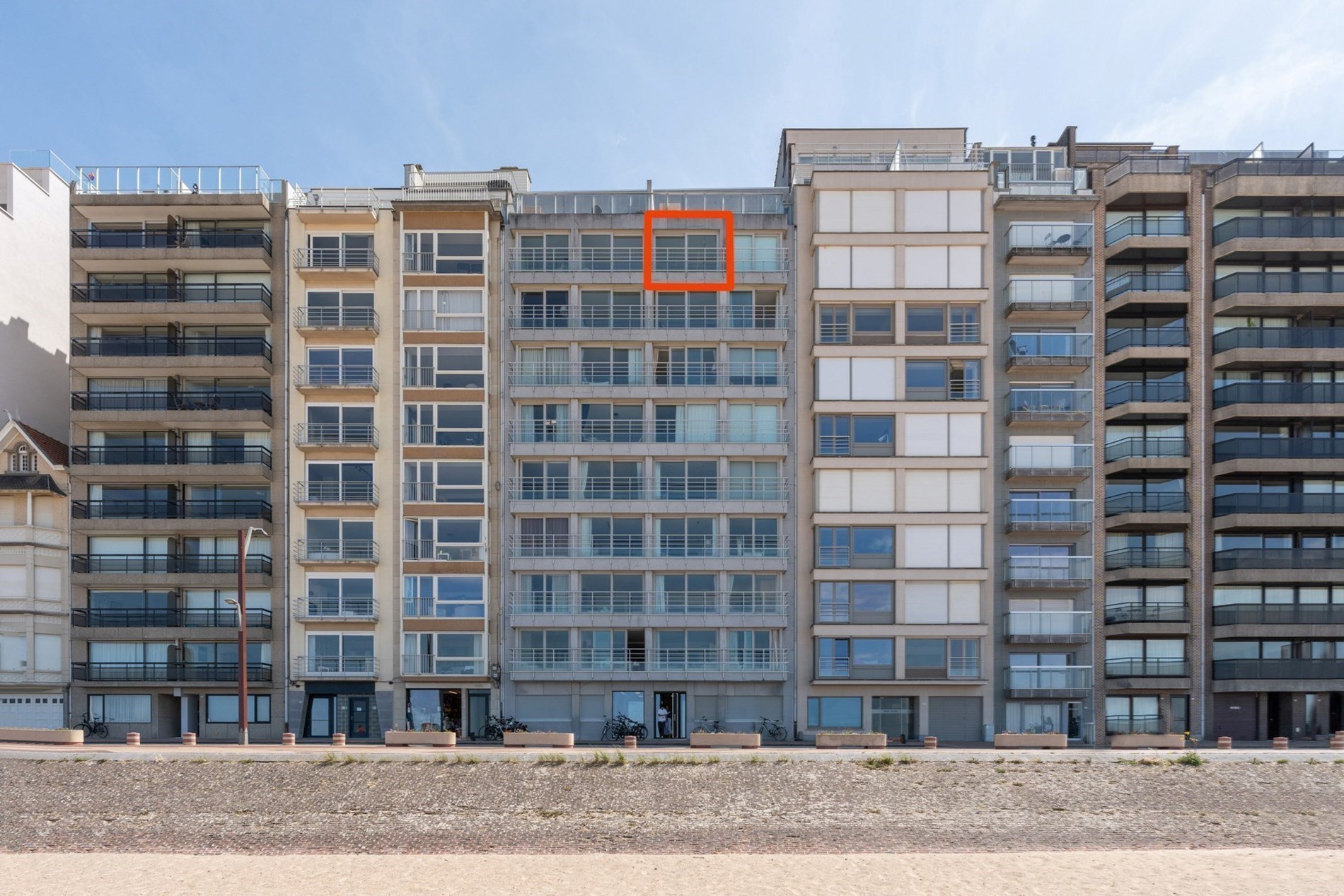 Appartement entièrement rénové bénéficiant d'une vue panoramique sur la digue de Duinbergen ! (possibilité d'achat d'un garage) 