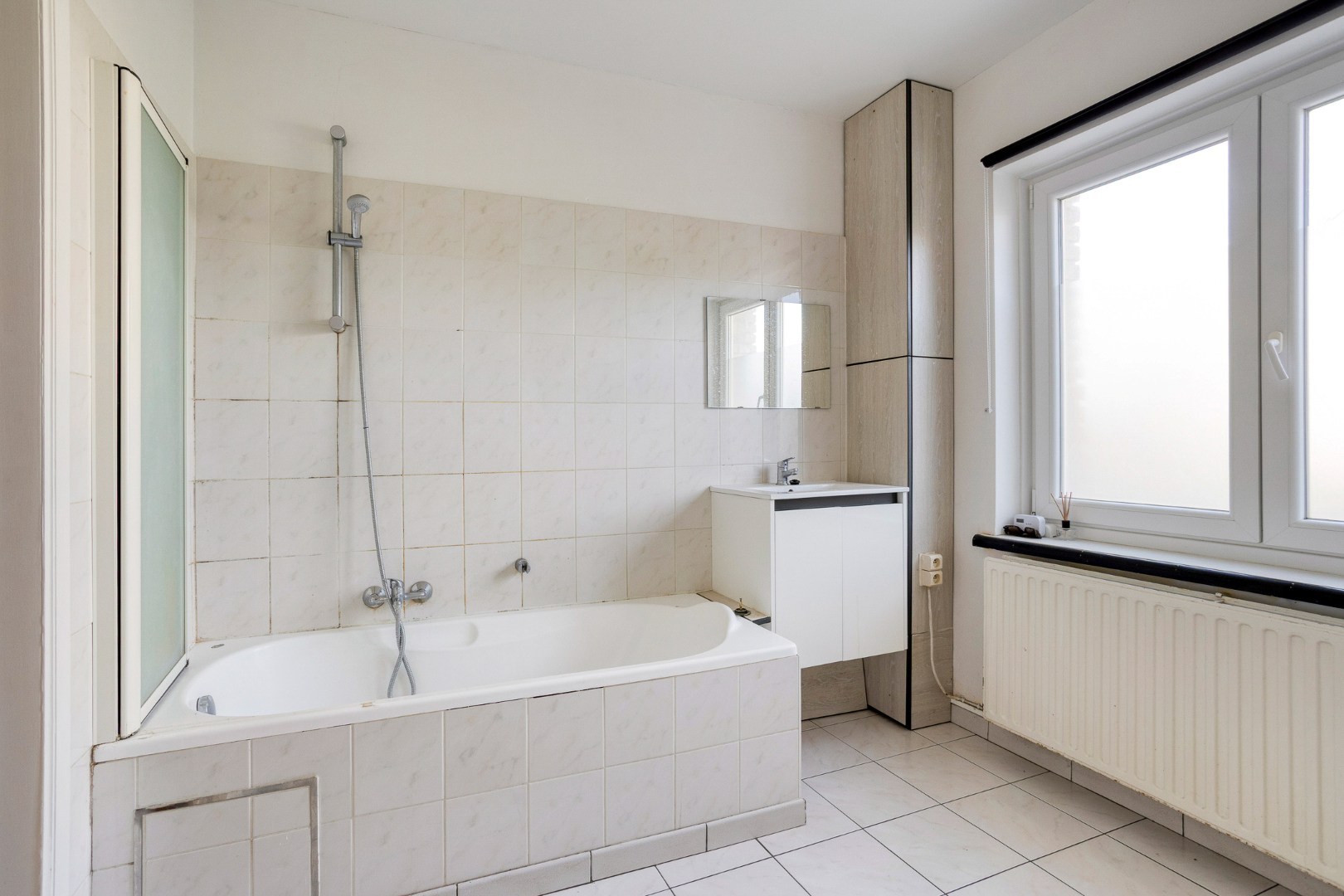 TE RENOVEREN WONING met 2 woonéénheden en tuin – 1640 SINT-GENESIUS-RODE 