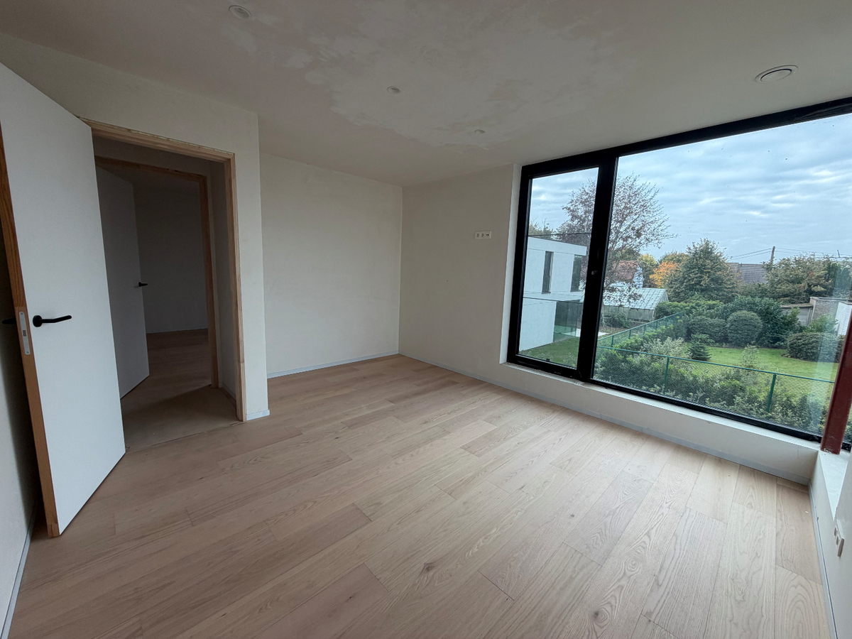 Ruime nieuwbouwwoning met terras en tuin. 
