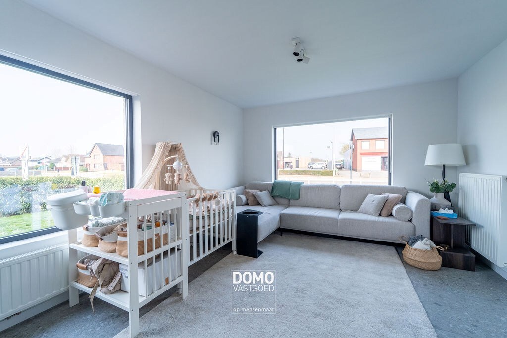 VOLLEDIG GERENOVEERDE OPEN BEBOUWING MET 4 SLAAPKAMERS EN GARAGE 