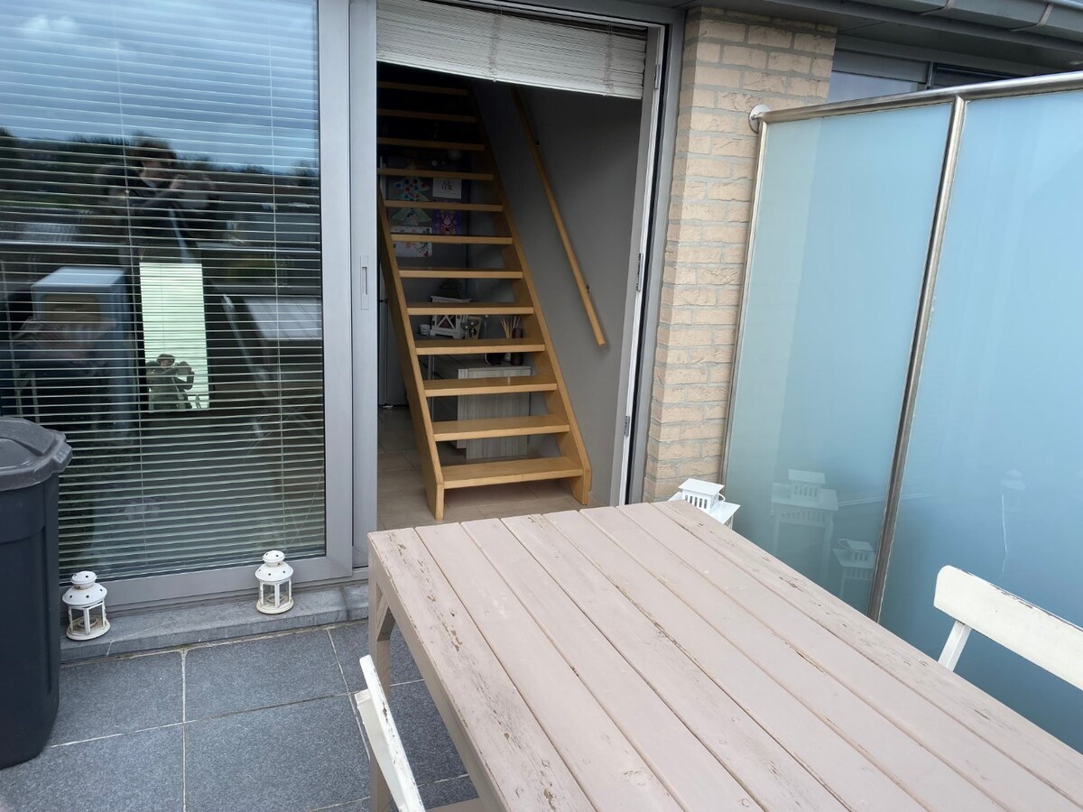 Eigentijds duplex-appartement met  autostaanplaats en kelder. Geen vaste kosten. 