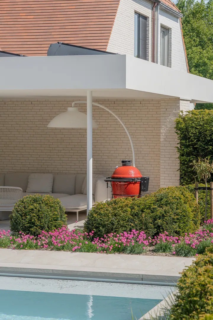 Prachtig vernieuwde koppelvilla rustig gelegen tussen Knokke centrum en Het Zoute met een perfecte Zuid-West oriëntatie. 