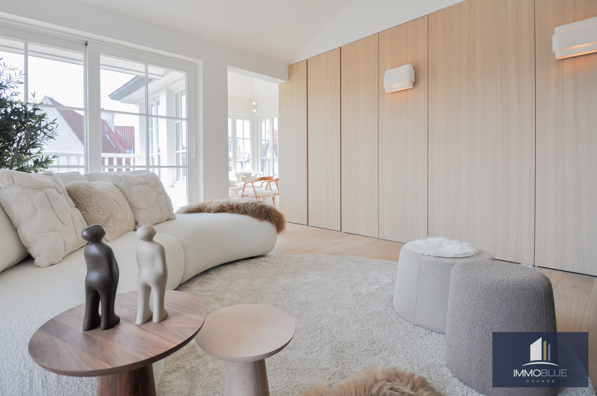 Appartement entièrement rénové avec de grandes terrasses ensoleillées. 