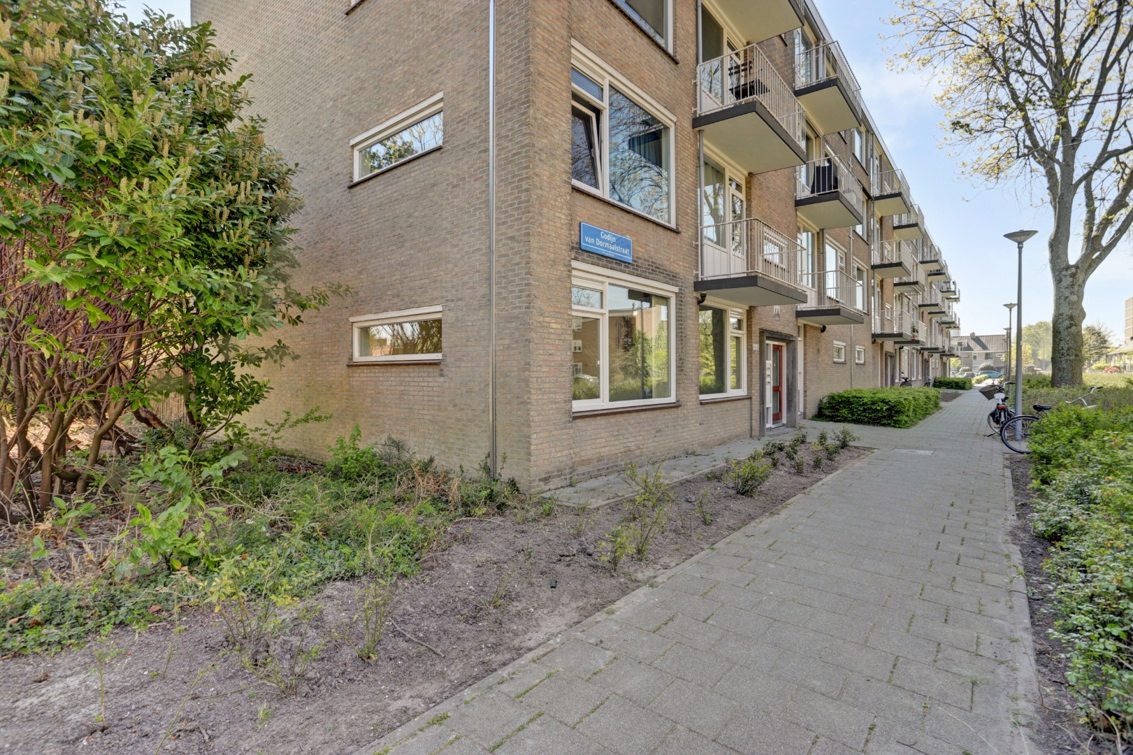 Bijna 100 m² gelijkvloers woonplezier op de begane grond met terras van ca. 36 m².  Deze 3- (voorheen 5) kamerwoning is gelegen op eigen grond! 