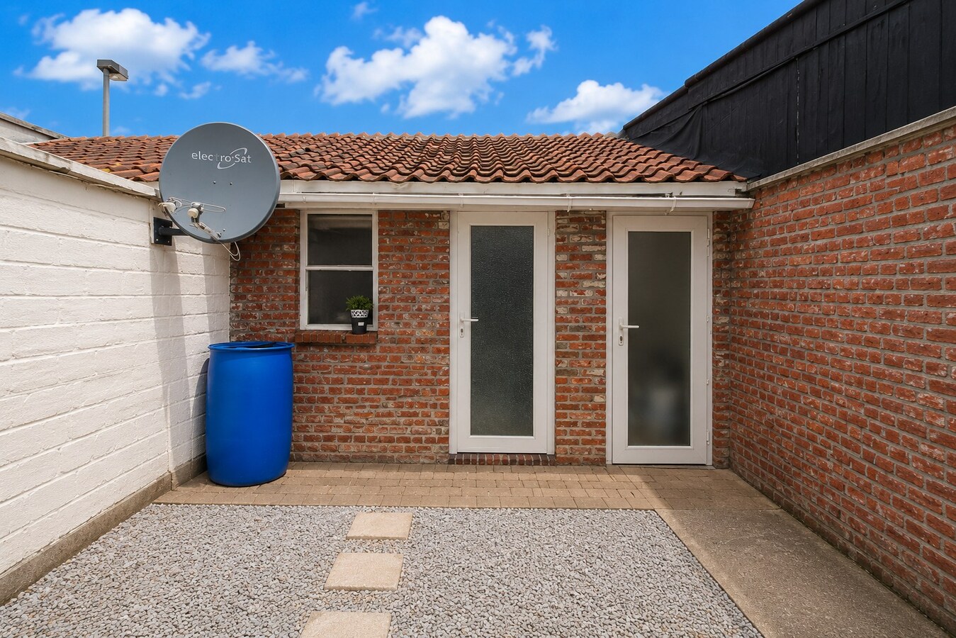 Te koop: Gezellige stadswoning met 5 slaapkamers en diepe tuin op centrale ligging Sint-Niklaas! 