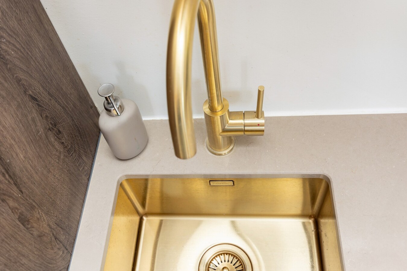 Kwaliteitsvol gerenoveerd appt. met terras te Borgerhout! 