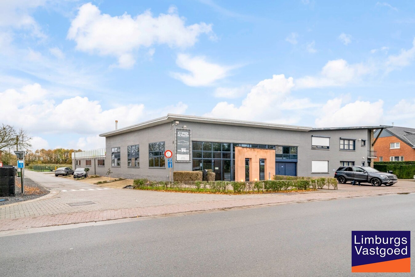 Bedrijfsgebouw met kantoren, magazijnen en woonst - groot 2580 m² 