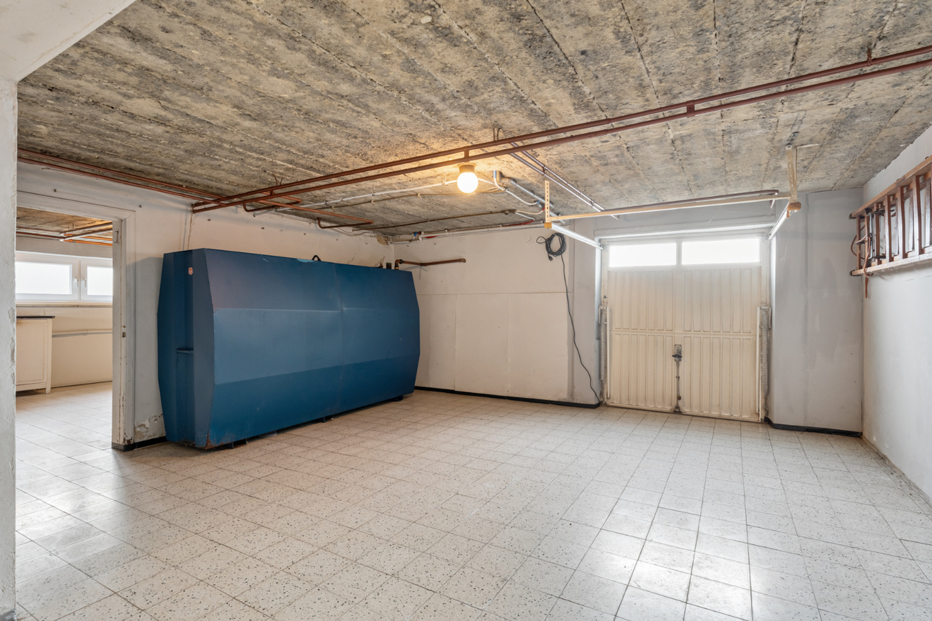 Op te frissen, halfvrijstaande gelijkvloerse woning gelegen in een rustige omgeving op 8a58ca. 