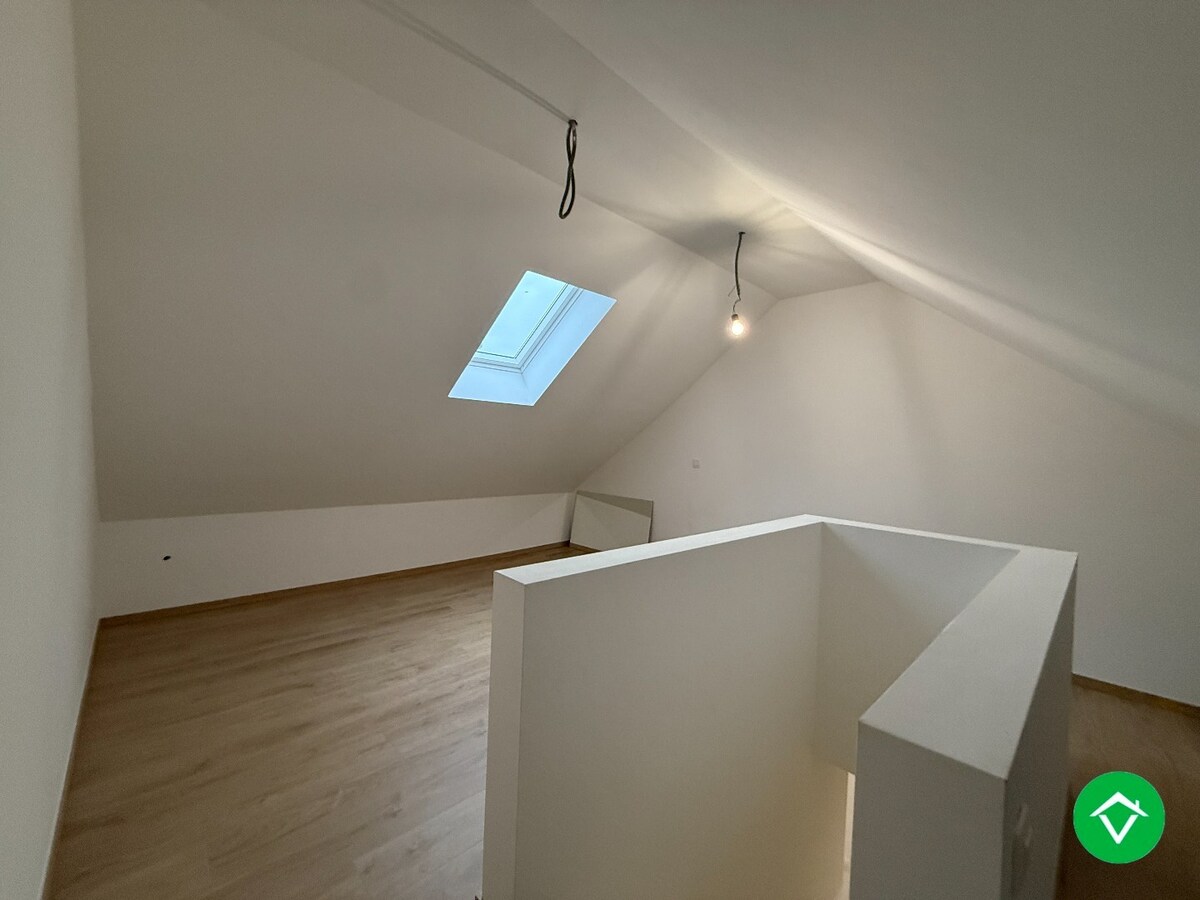 Volledig gerenoveerde rijwoning met 3 slaapkamers en terrastuin in centrum Roeselare 