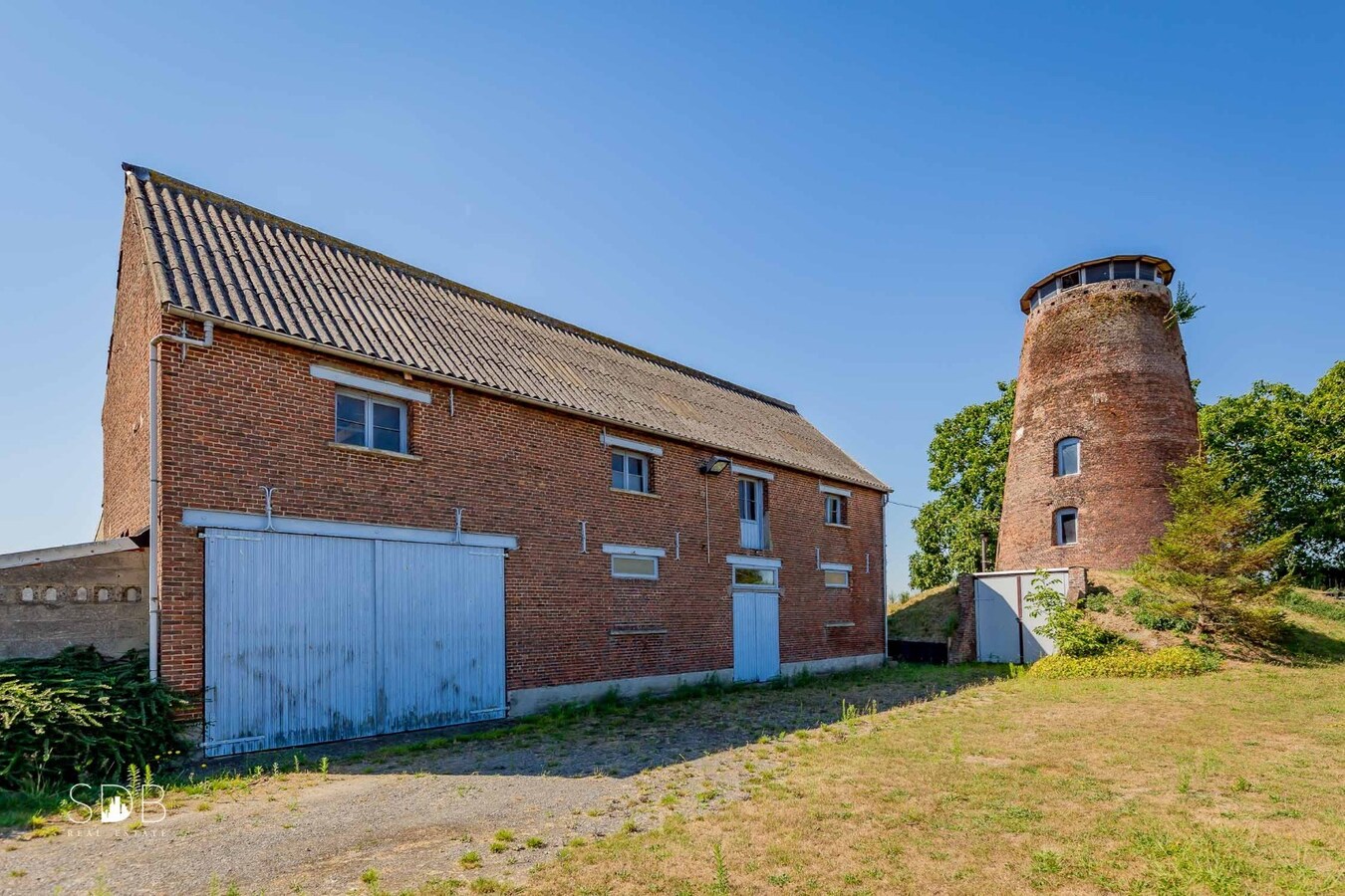 Hedendaagse woning met diverse bijgebouwen op 8.255m² 