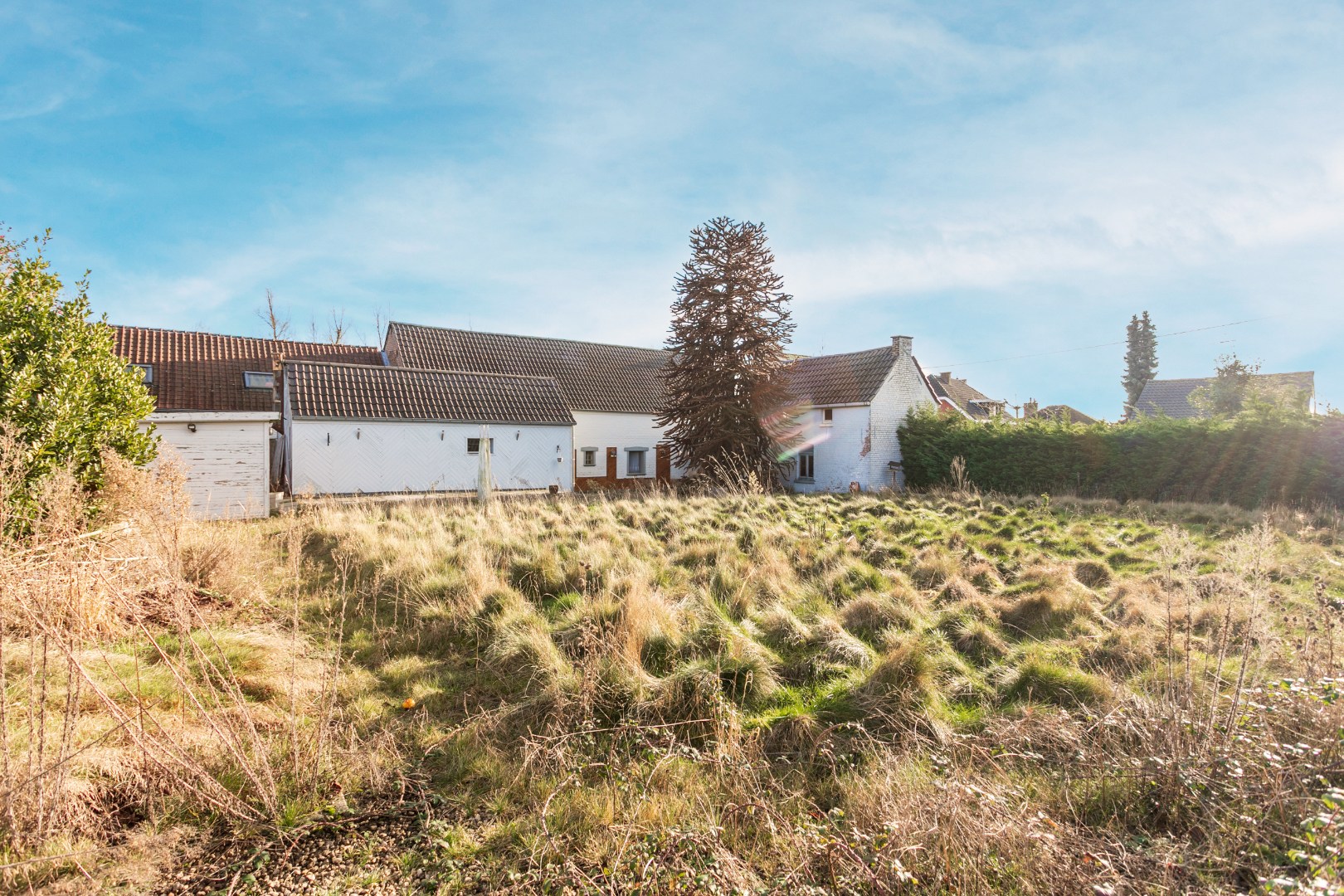 Te renoveren fermette met 3 slpk, bijgebouw en garage en mogelijkheid tot uitbreiding (bouwgrond) 