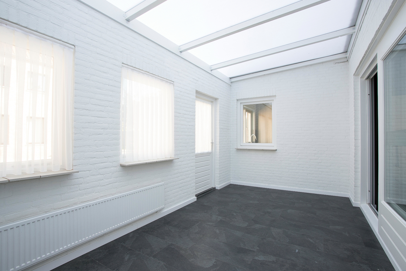 Deze vrijstaande woning met bedrijfsgebouwen staat tegen het bedrijventerrein van Reusel. 