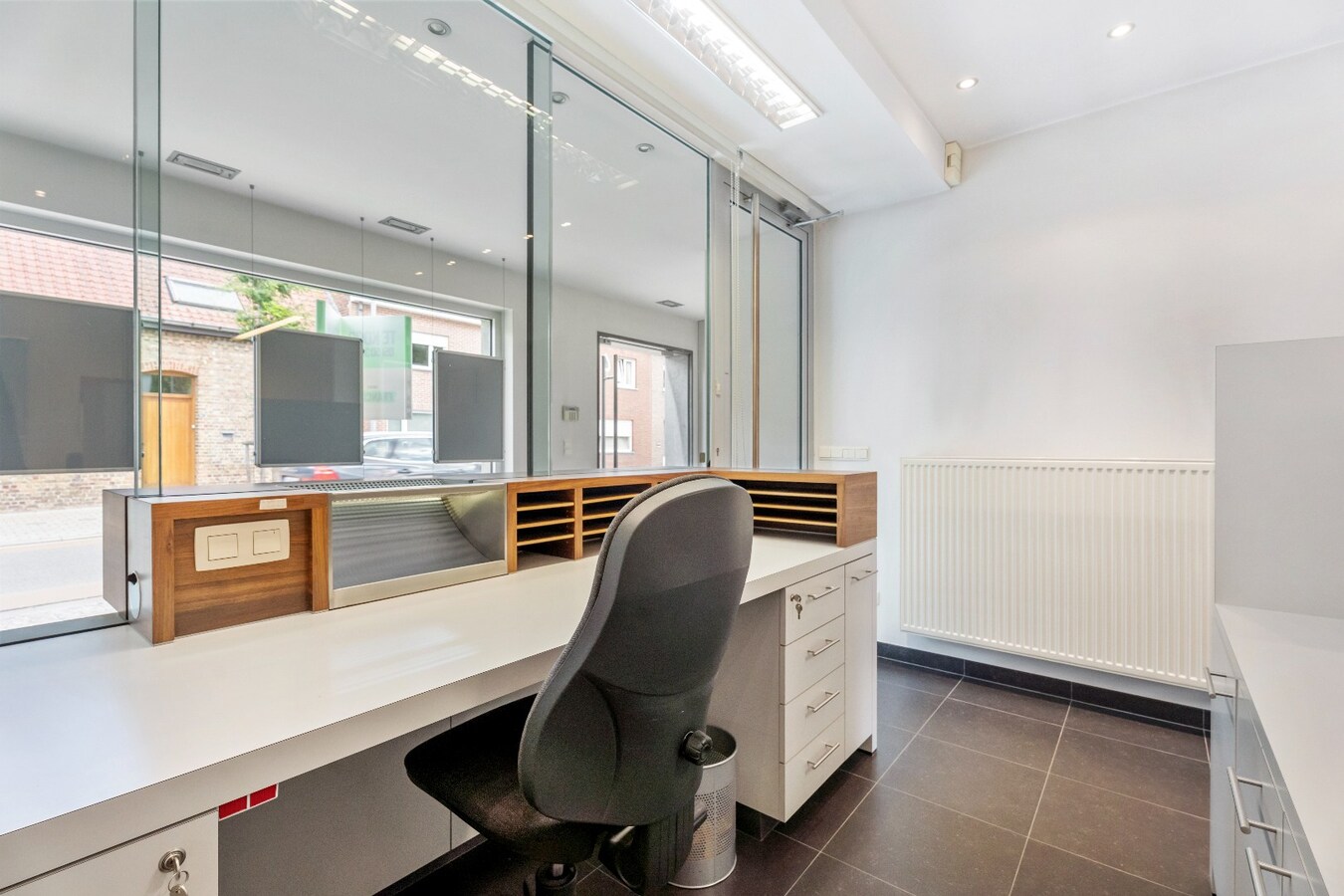 Centraal gelegen handels(woning) met garage op 369m² in Merkem! 