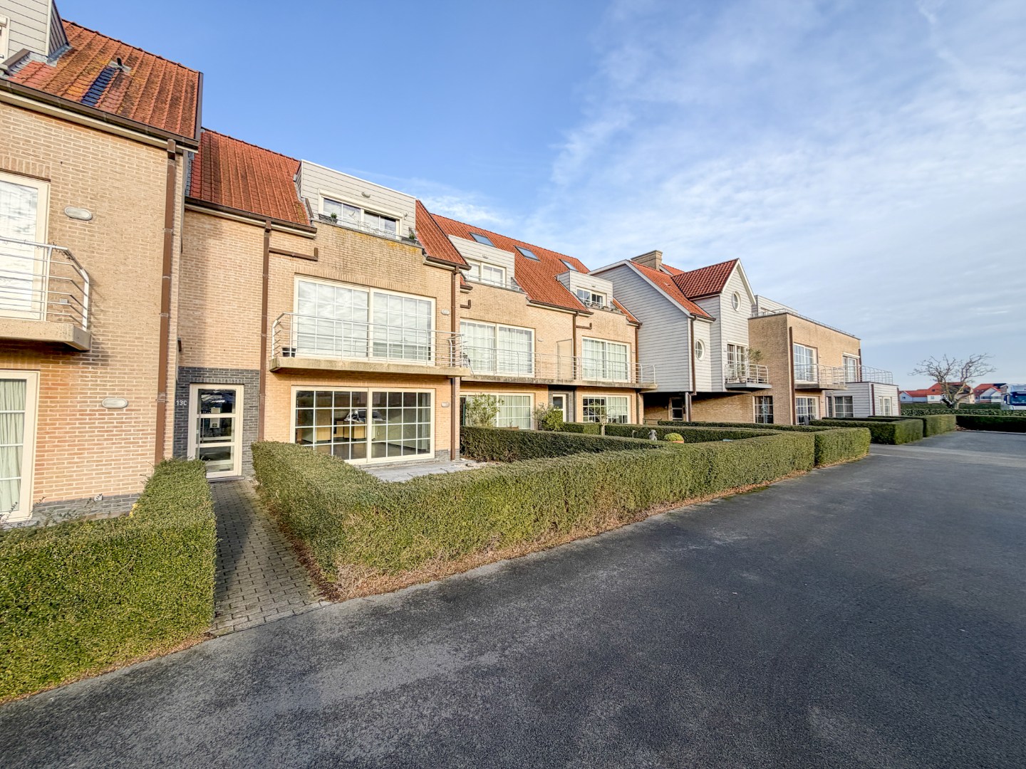 Lichtrijk gelijkvloers appartement met 2 slpk, garage en autostandplaats 