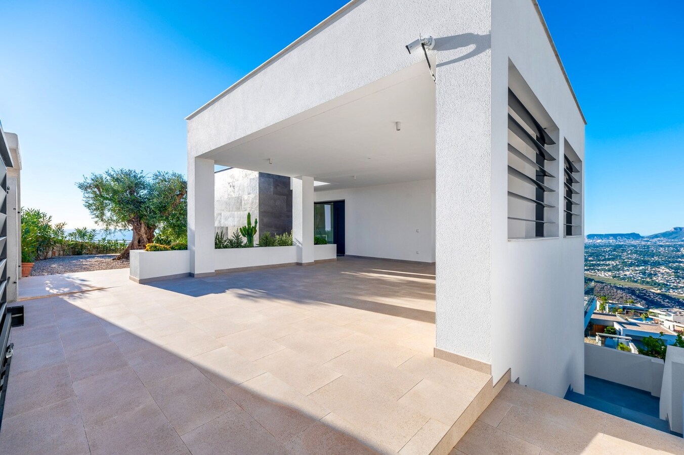 Een uitzonderlijke villa waar luxe, licht en panoramische waterzichten samenkomen. 