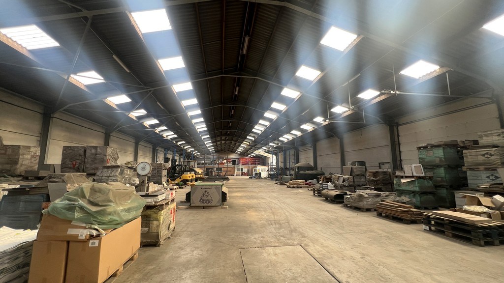 Showroom met kantoor en stockageruimte te huur in de haven van Gent