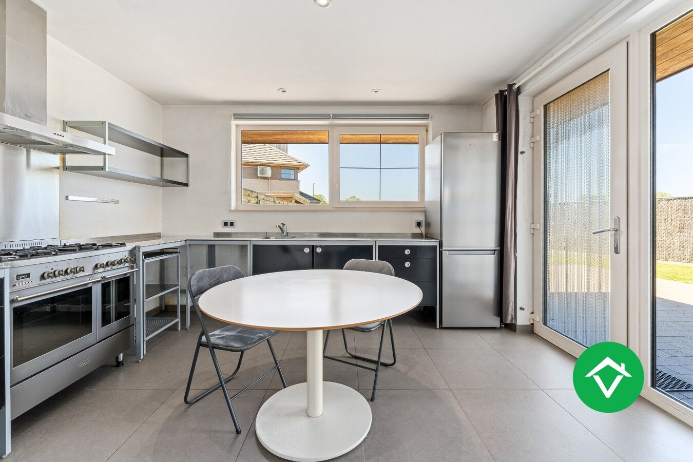 Recente woning (2011) met 3 slaapkamers, inpandige garage en vergezichten te Koekelare 