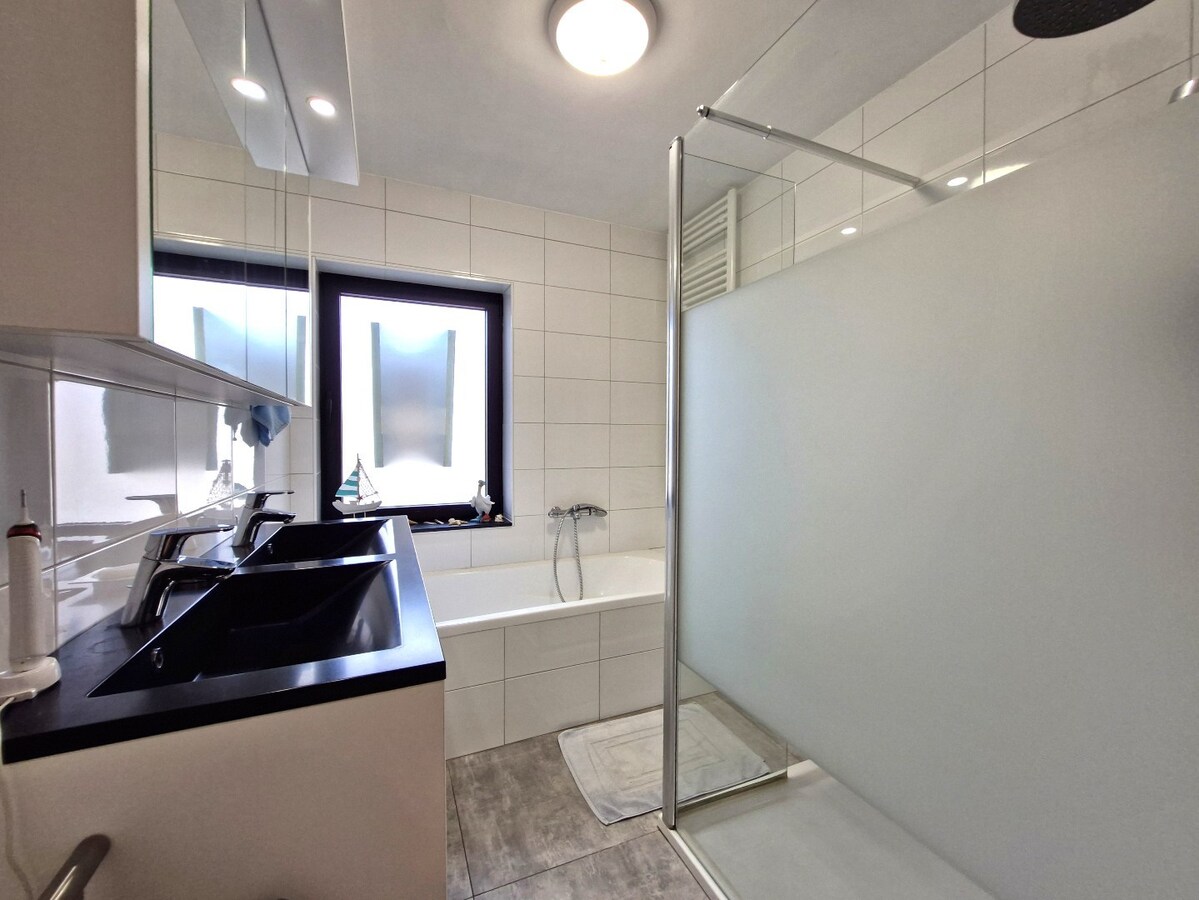 Knap gerenoveerde woning met uitzonderlijk lichtinval in het hartje van Heist 