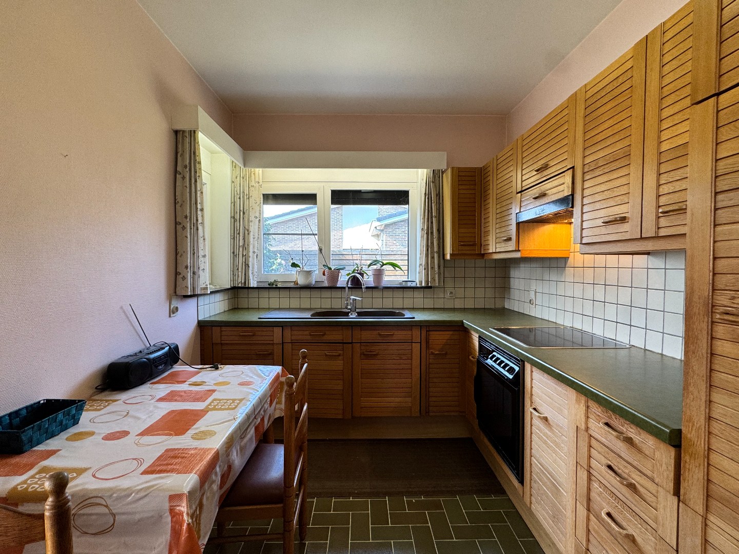 Woning op groot perceel met 3 slaapkamers en garage te Deinze 