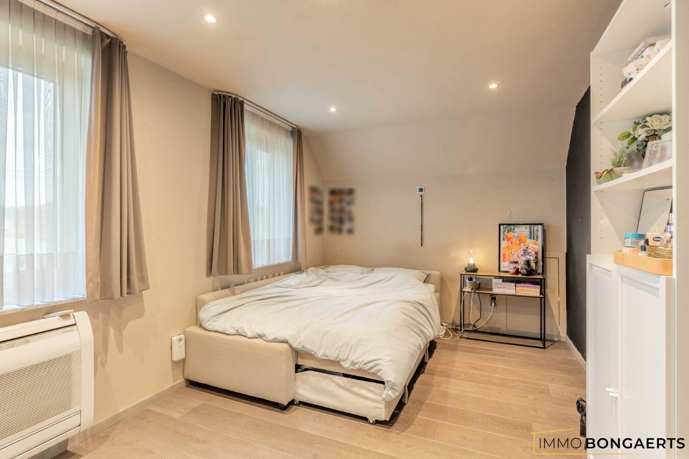 Ruime woning met drie slaapkamers en leefveranda 