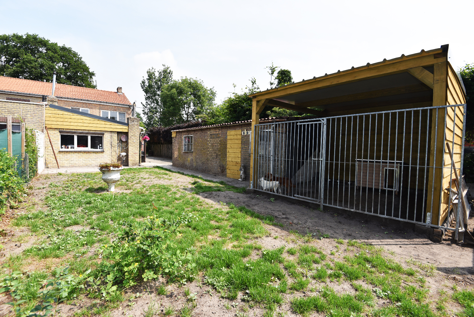 Op te frissen woning 3 slpks rustig gelegen te Maldegem-Donk 