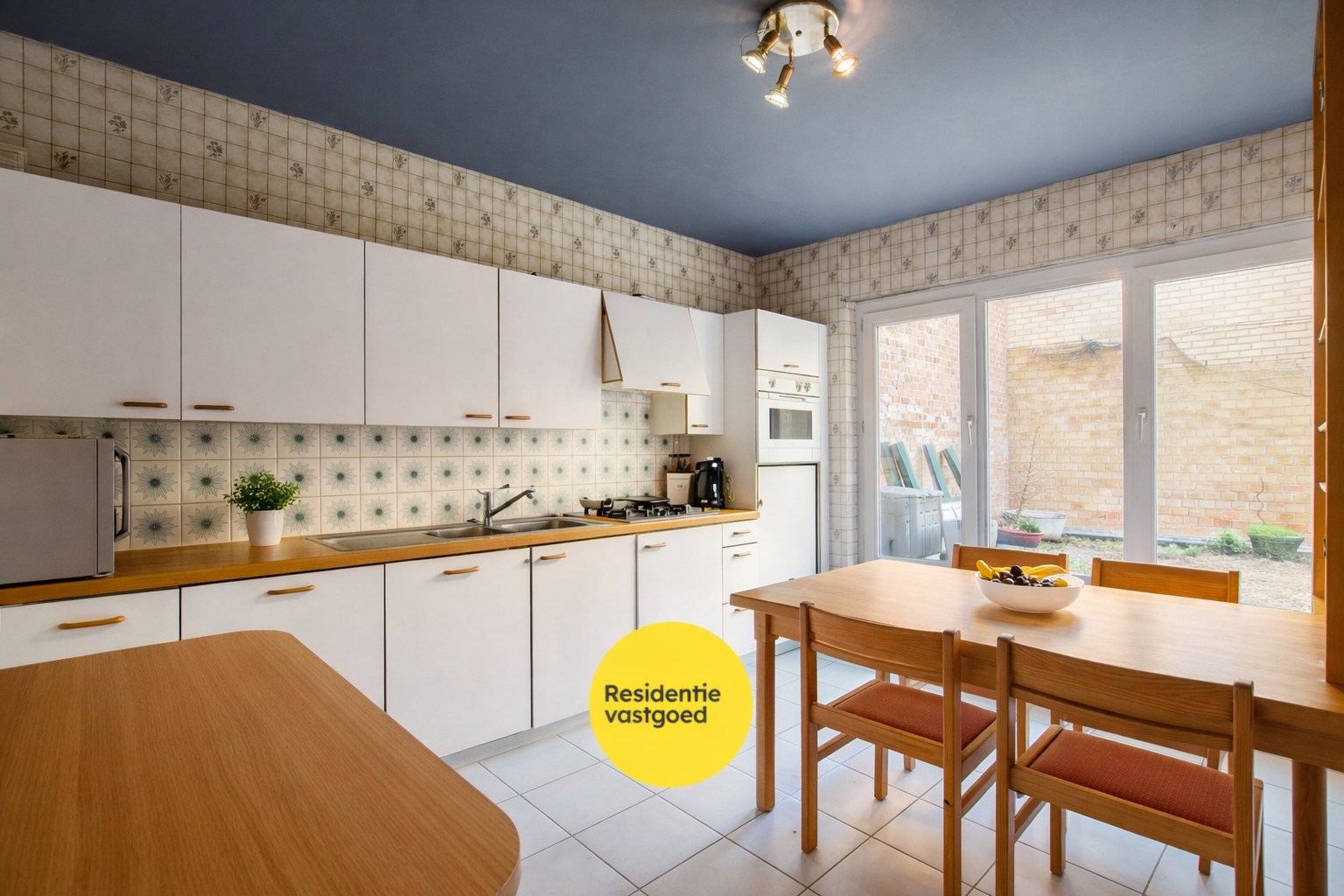 Ruim gelijkvloers appartement met ingerichte horecazaak en woonappartement, ideaal gelegen in het bruisende Nieuwpoort-Bad. 