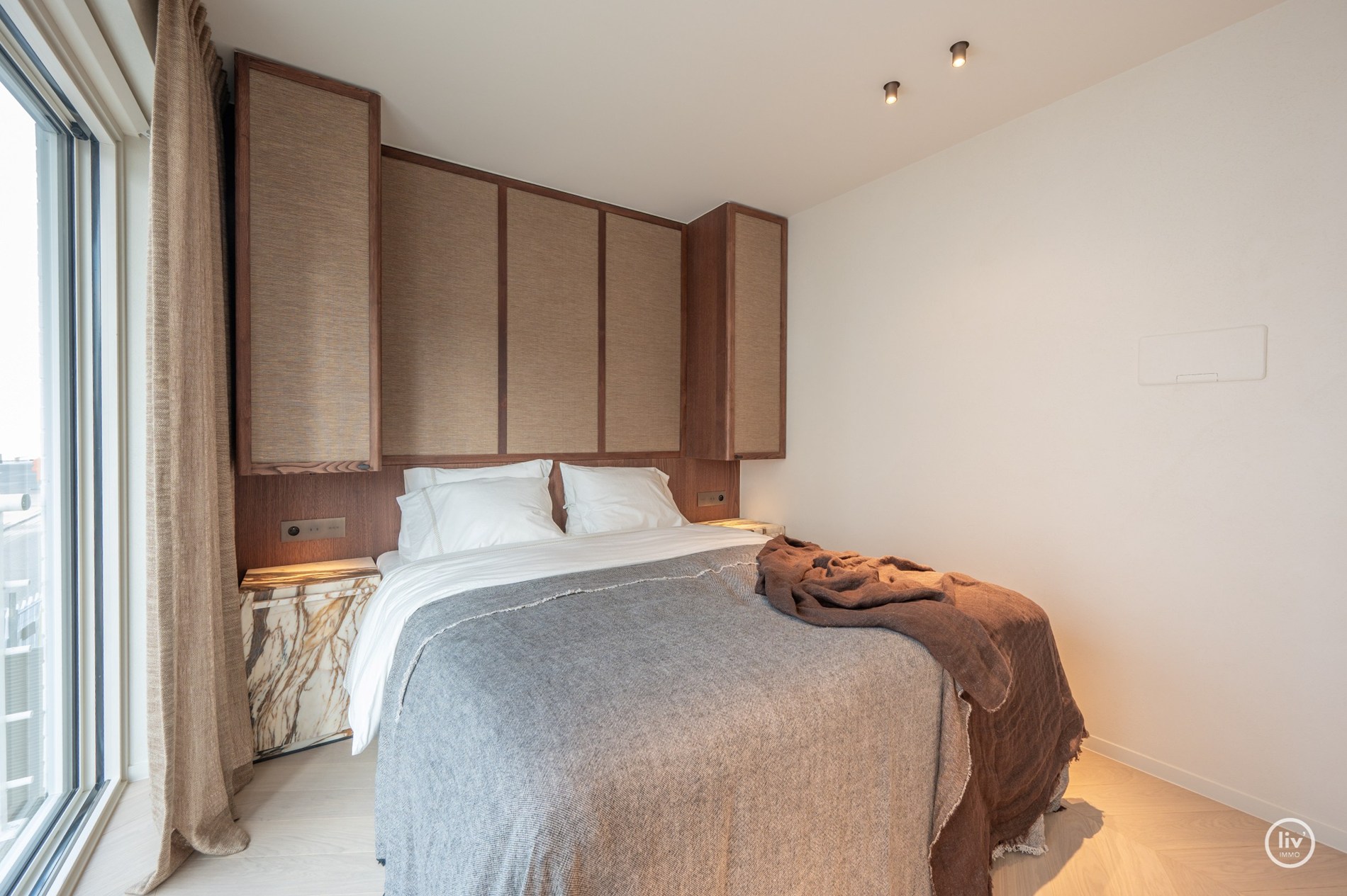 Volledig en subliem gerenoveerd zuid-west georiënteerd hoekappartement in een prestigieuze villaresidentie in het hart van het Zoute. 