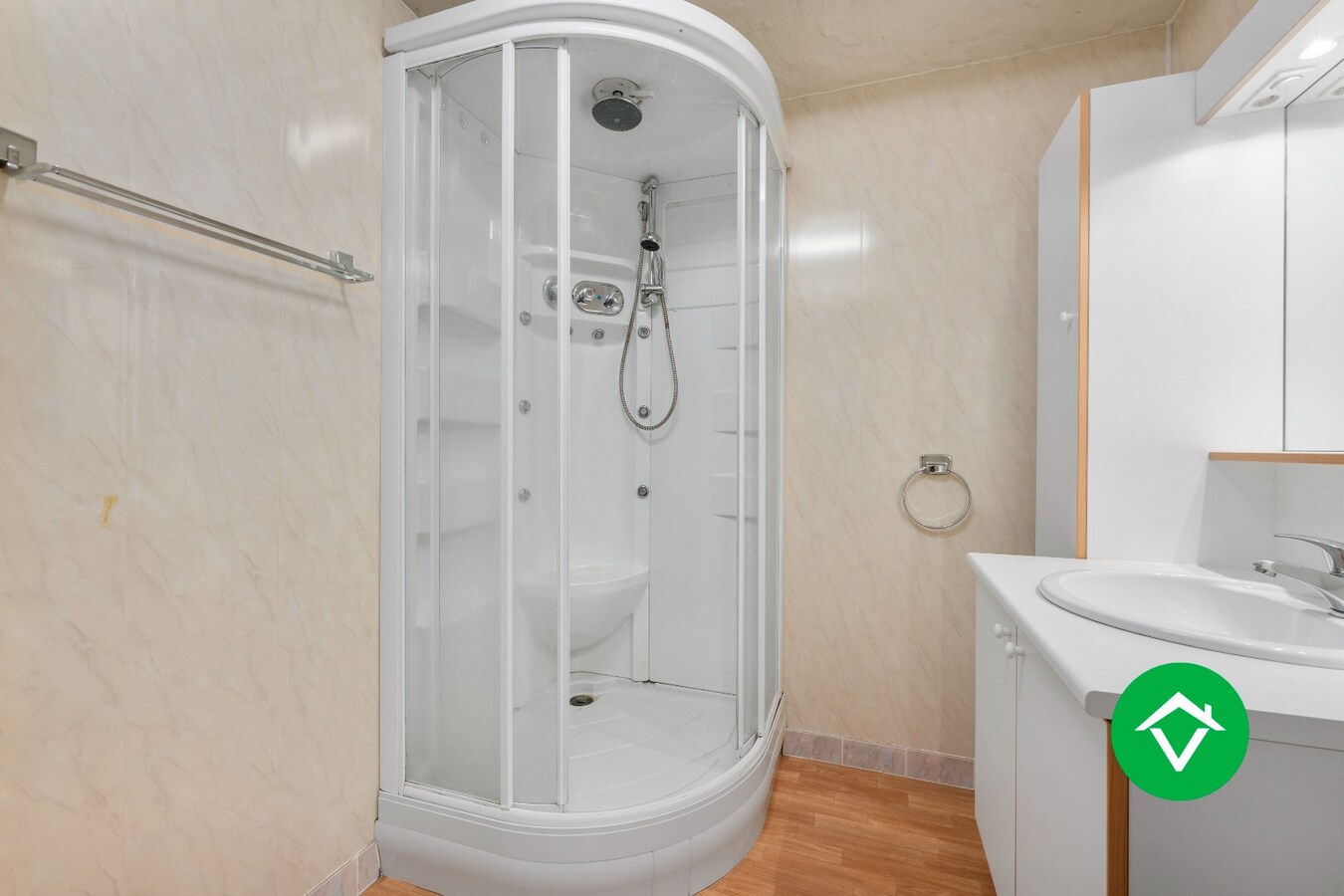 Rustig gelegen alleenstaande woning met bijgebouwen te Koekelare 