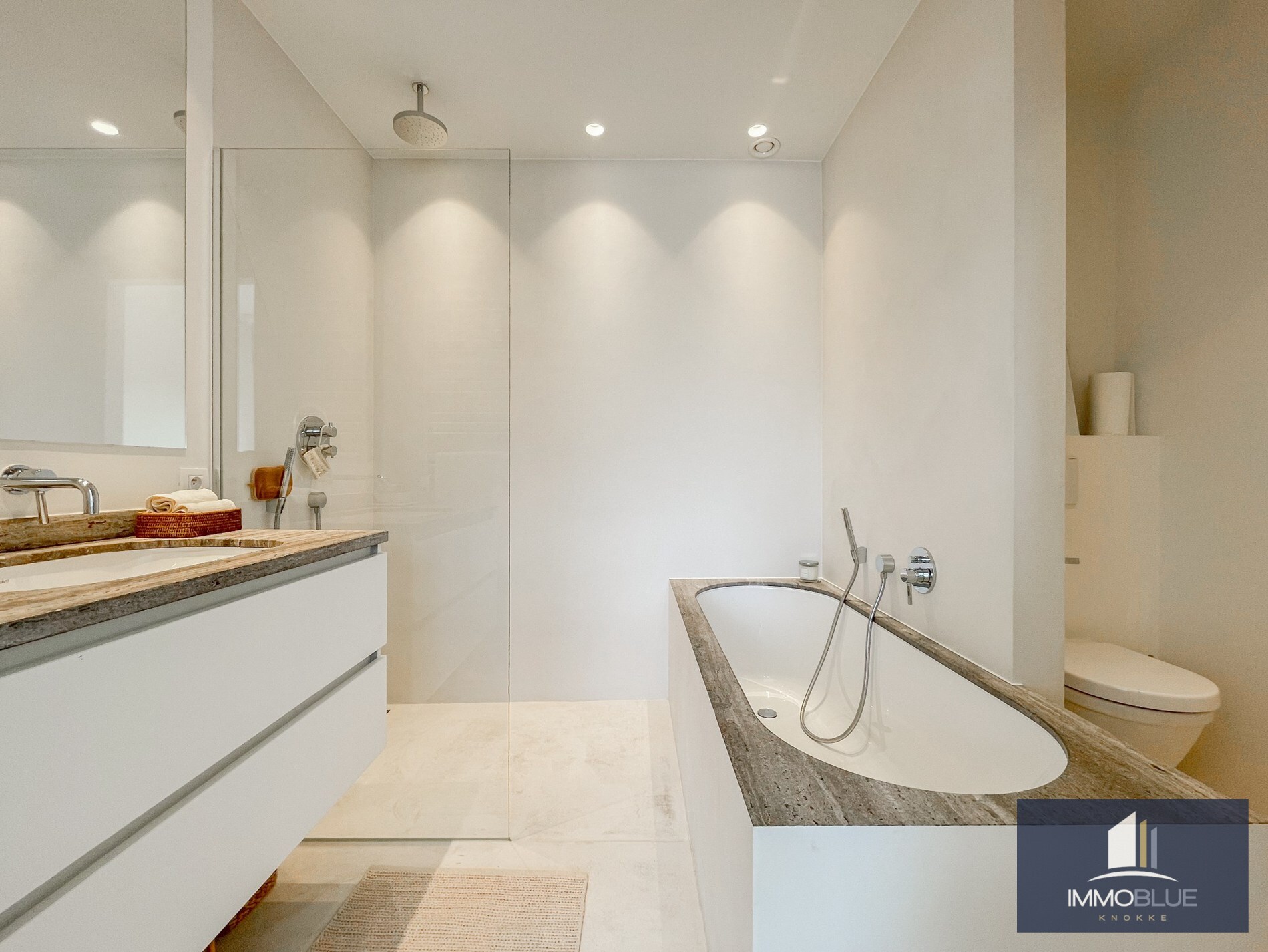 Subliem hoekappartement met ruime terrassen gelegen in het prestigieuze domein Tennis Garden. 