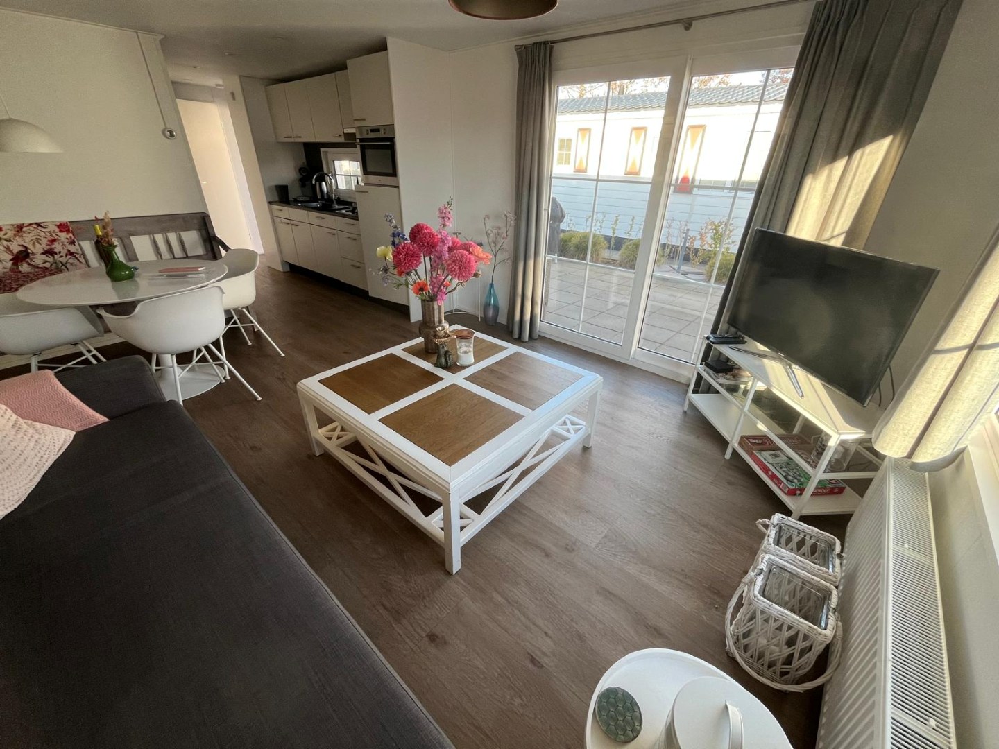 Ontsnap aan de dagelijkse drukte en geniet van een heerlijke vakantie in de te koop aangeboden sfeervolle chalet (nr. 244) op park Duinzicht te Koudekerke! 