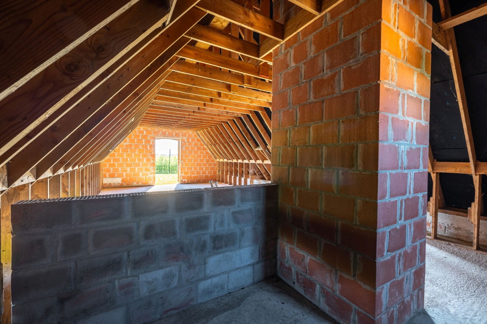 Landelijk gelegen ruwbouwhoeve met bijgebouwen op uitzonderlijk perceel van ca. 9.331 m² 