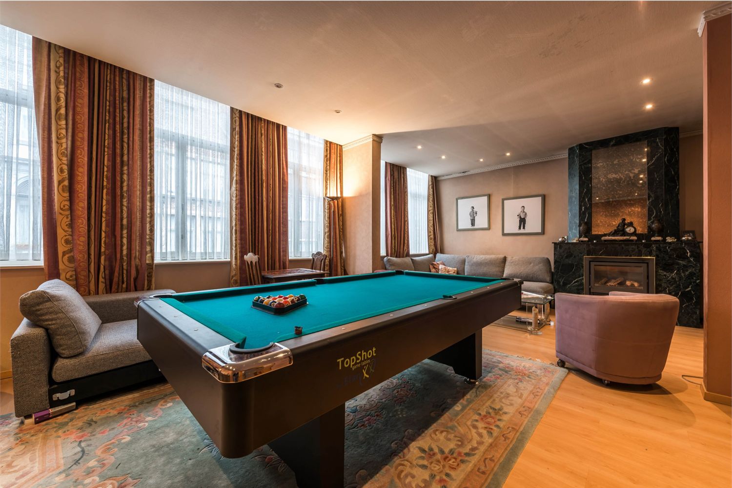 Zeer mooi en ruim handelspand met grote gerieflijke woonst op toplocatie in de Gentse historische binnenstad! 