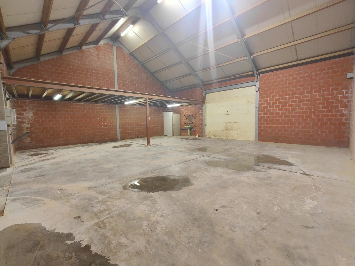 Recente, vrijstaande loods te huur – 150m² 