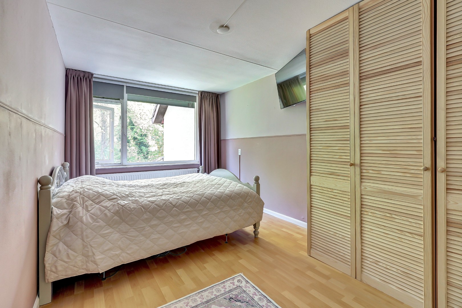 Goed onderhouden geschakelde  5-kamer woning, instapklaar, parkeerplaats, berging, zonnige tuin en gelegen in de zeer kindvriendelijke wijk Ommoord. 