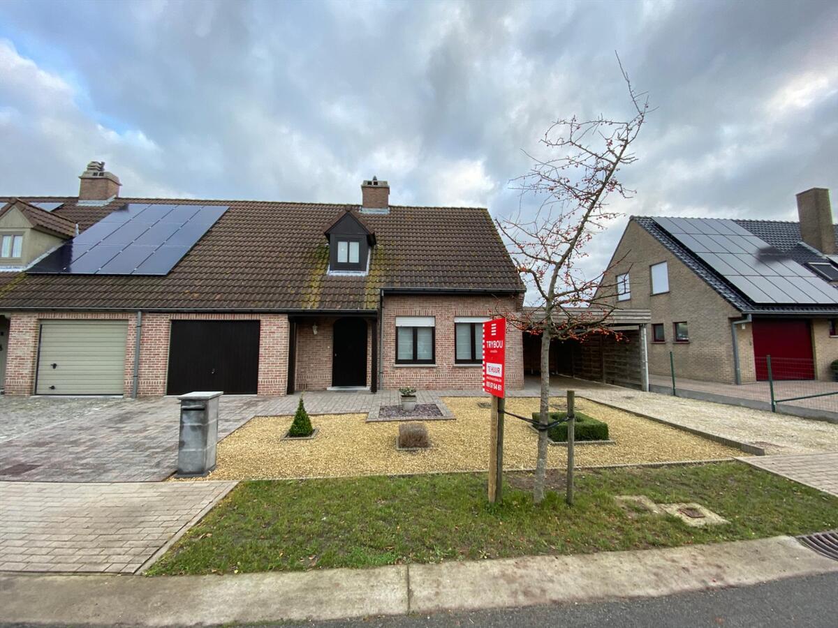 Rustig gelegen halfopen bebouwing met 3 slaapkamers 