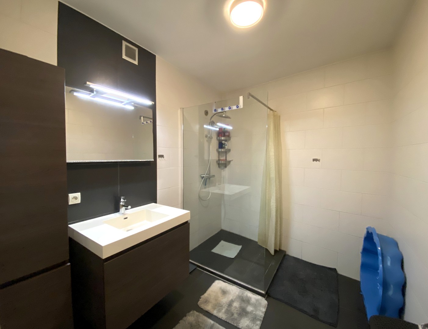 Centraal gelegen gelijkvloers appartement met 2 slaapkamers, groot terras en garage! 