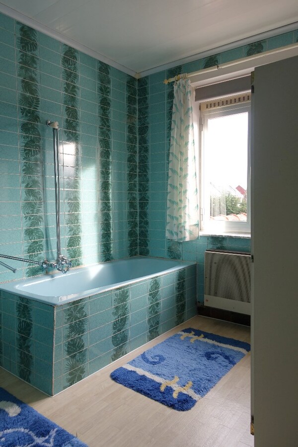 Rustig gelegen instapklare rijwoning met nabij gelegen garagebox 