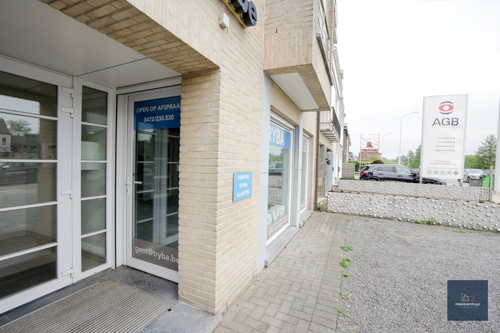 Commercieel gelegen kantoor of winkelruimte met 2 parkeerplaatsen 