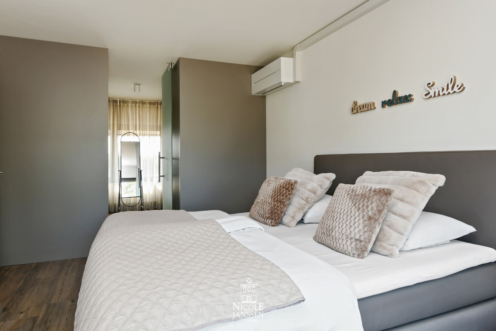 Ouderlijke slaapkamer met terras, te bereiken via de schuiframen 