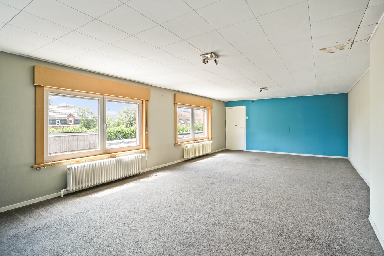 Ruime handelspand met woonst op commerciële ligging 