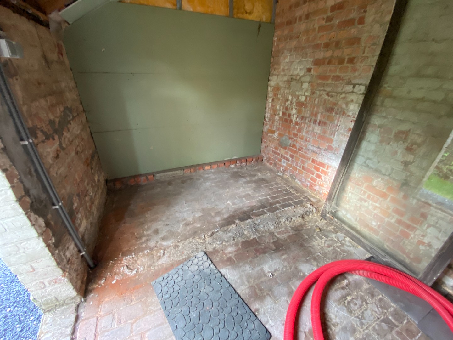 Charmante gerenoveerde halfopen woning met 2 slaapkamers, tuin en garage 