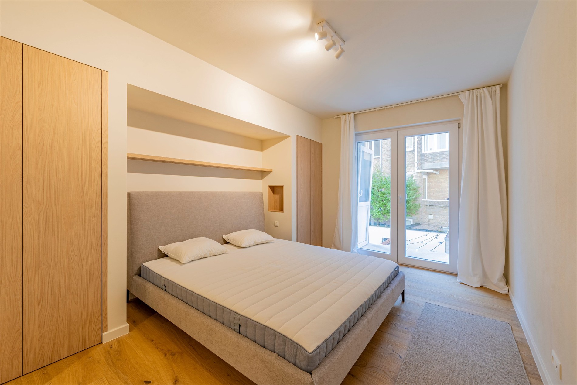Prachtig ruim appartement met 3 slaapkamers en terras centraal gelegen op de Zoutelaan te Knokke. 