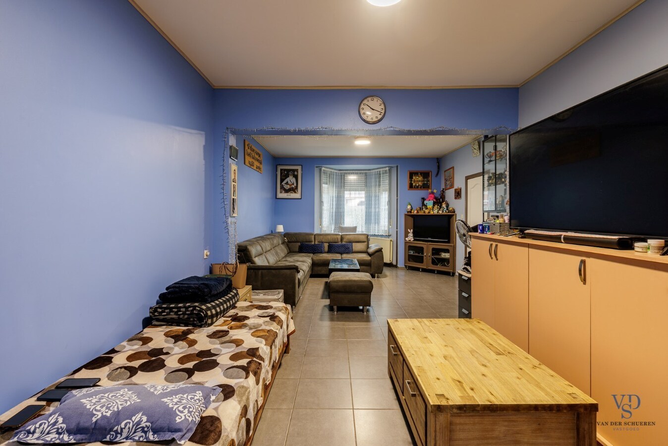 Woning met tuin én 2 staanplaatsen én car-port. 