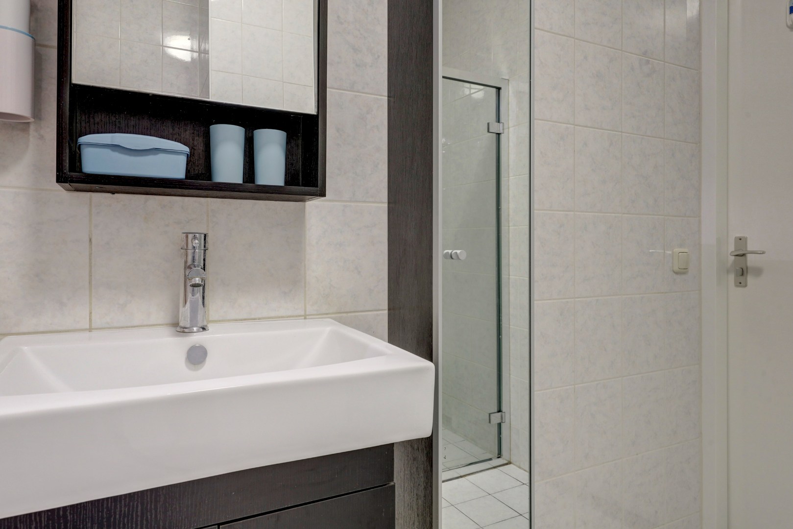 Goed onderhouden 4-kamer eengezinswoning met 3 goede slaapkamers (optie tot creëren 4e slaapkamer), ruime badkamer, onderhoudsvriendelijke tuin en gelegen op eigen grond! 