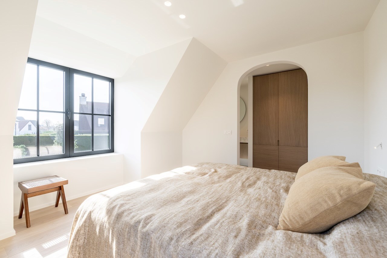 Cette magnifique maison individuelle rénovée avec une allée située dans un quartier calme à Knokke, offre tout ce dont vous avez besoin pour vivre confortablement. 