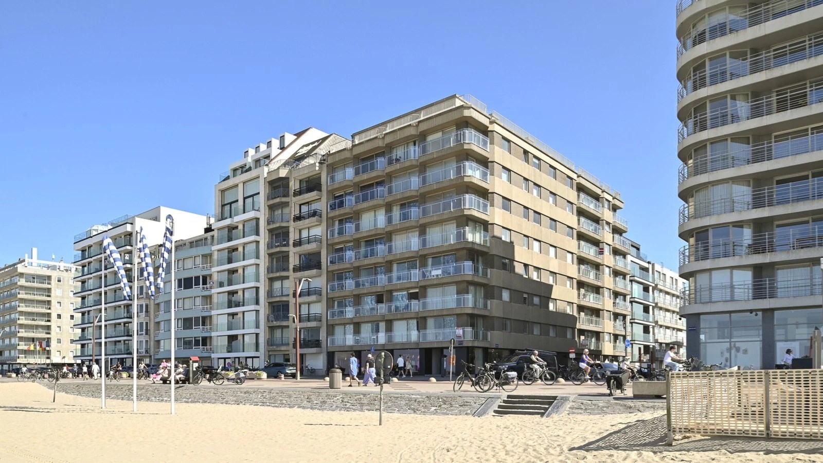 Luxueus gerenoveerd appartement met frontaal zeezicht gelegen tussen het Albertplein en de wandeldijk. 