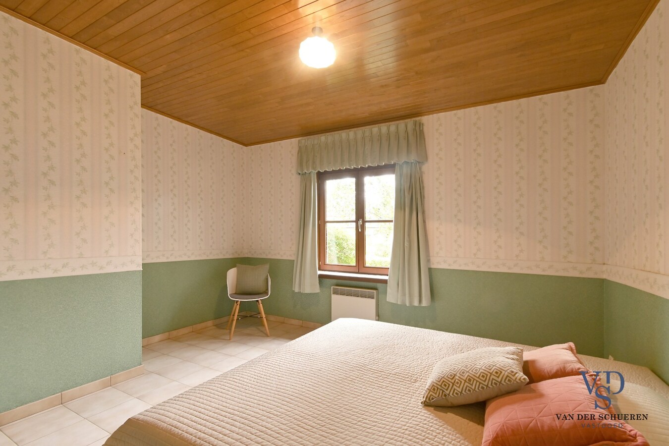 Bijzonder degelijke en ruime villa in doodlopende straat 