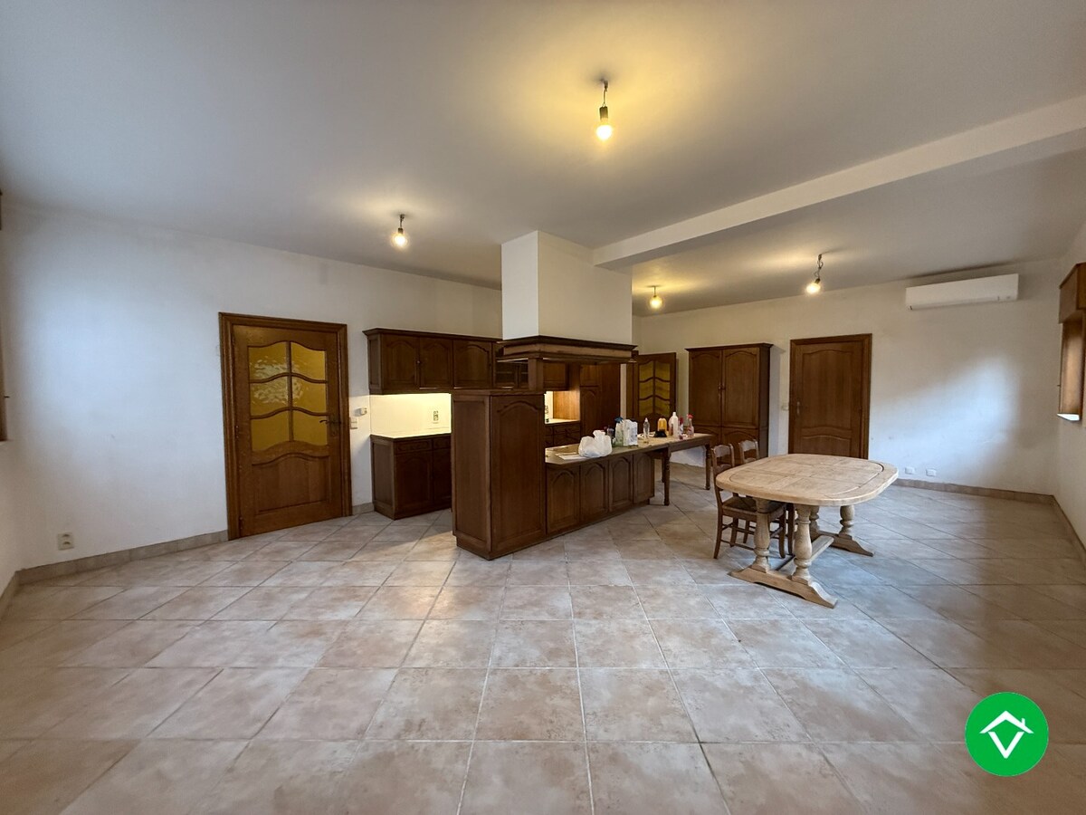 Ruime, alleenstaande woning met 6 slaapkamers en tuin te Hooglede (De Geite) 