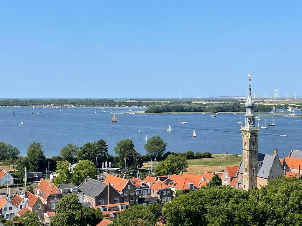 Wonen aan het water – Royale vrijstaande villa (adres: Zwanenlaan 11 te Kamperland) op steenworp afstand van het Veerse Meer. 