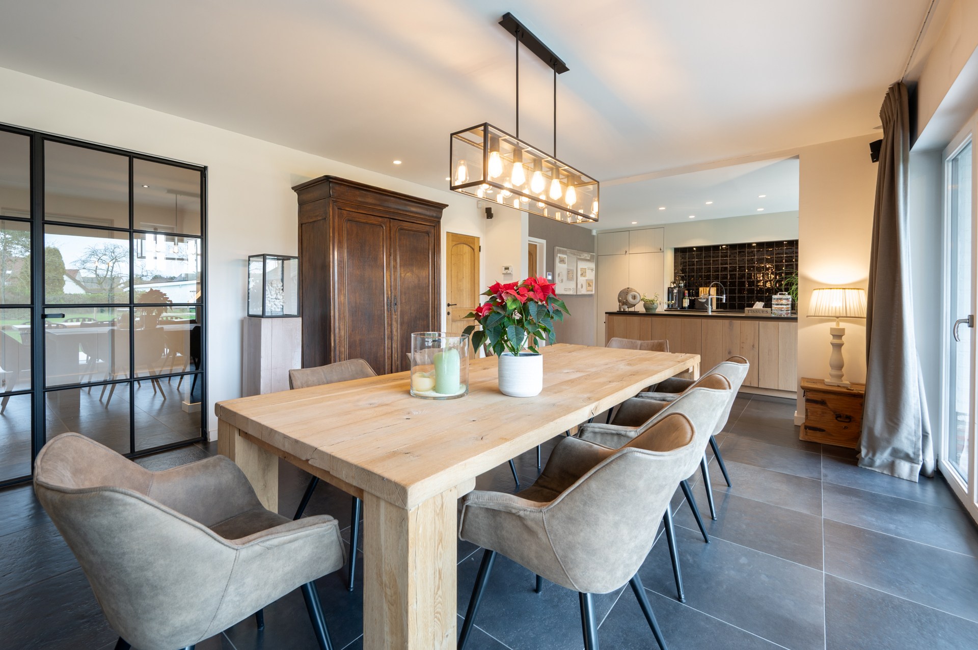 prachtig gerenoveerde alleenstaande villa geniet van een uitstekende centrale ligging, op slechts enkele minuten van het centrum van Knokke. 